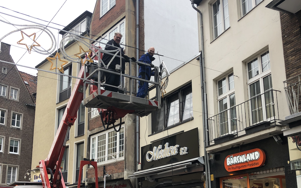 Weihnachtsbeleuchtung in der Altstadt montiert