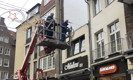 Weihnachtsbeleuchtung in der Altstadt montiert