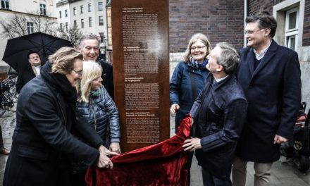 Eine illuminierte Stele erinnert nun an die Historie des ehemaligen Justizstandortes