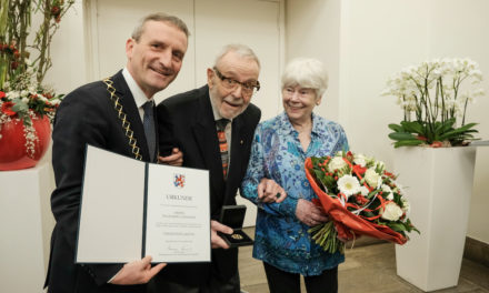 Engelbert Oxenfort mit Verdienstplakette der Landeshauptstadt ausgezeichnet