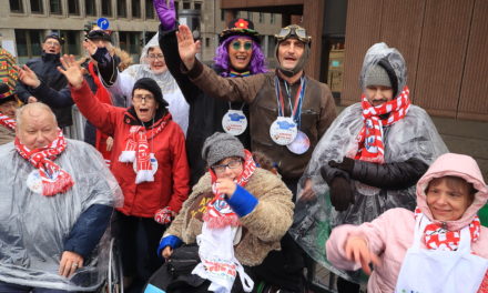 Karneval für alle — auf der AOK-LVR-Tribüne für Menschen mit Handicap wurde ausgelassen gefeiert