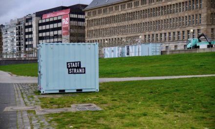 Stadtstrand Container am Rheinufer aufgestellt