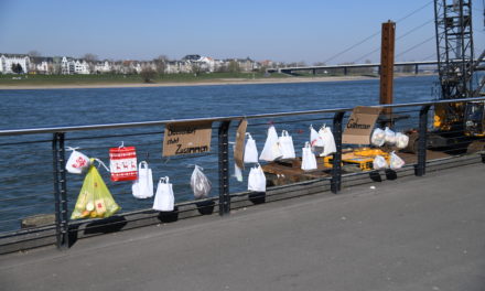 Gabenzaun an der Rheinuferpromenade