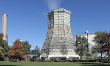 Kühlturm des Kraftwerks Flingern leuchtet rot-weiß