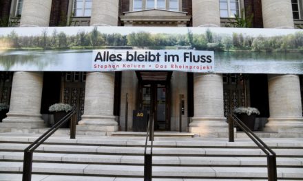 Alles im Fluß — Großbild wird aufgehangen