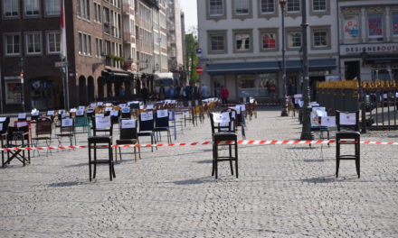 Demo mit leeren Stühlen vor dem Rathaus