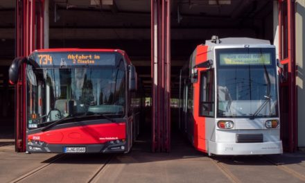 Zielanzeigen von Bussen und Bahnen zeigen an Endhaltestellen die Abfahrtszeit an