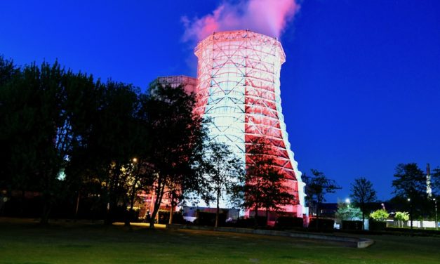 Kühlturm in Flingern erstrahlt in rot und weiß