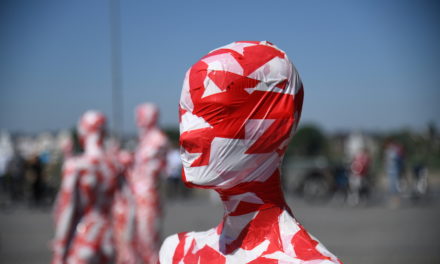 111 rot-weiße Figuren auf dem Burgplatz