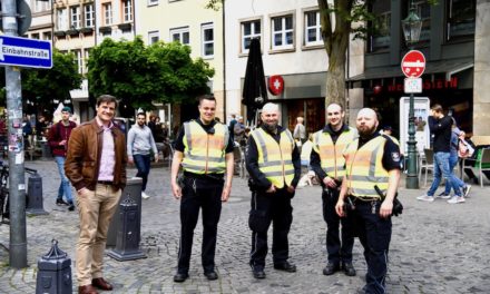 Ordnungsdezernent mit Mitarbeitern des Ordnungsamtes auf Kontrollgang