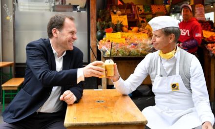 Josef Hinkel und Stephan Keller in der Altstadt unterwegs