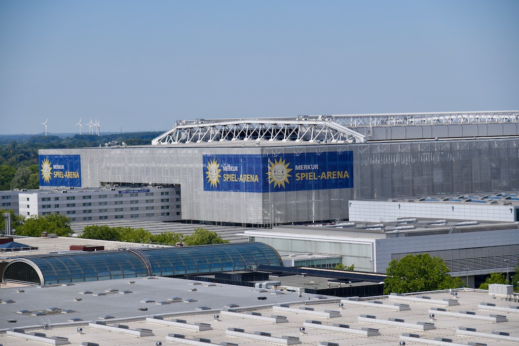 Pop-up-Freizeitpark DüsselLand Blick aus dem Riesenrad zur Arena Foto: LOKALBÜRO