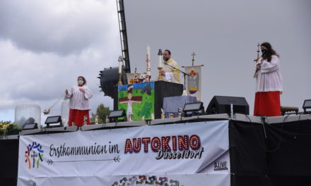 Heilige Erstkommunion im Autokino