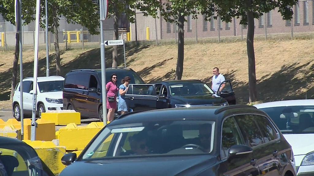 Pfingsten: Lange Shopping-Schlangen vor Roermond | Lokalbüro Düsseldorf