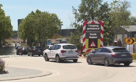 Pfingsten: Lange Shopping-Schlangen vor Roermond