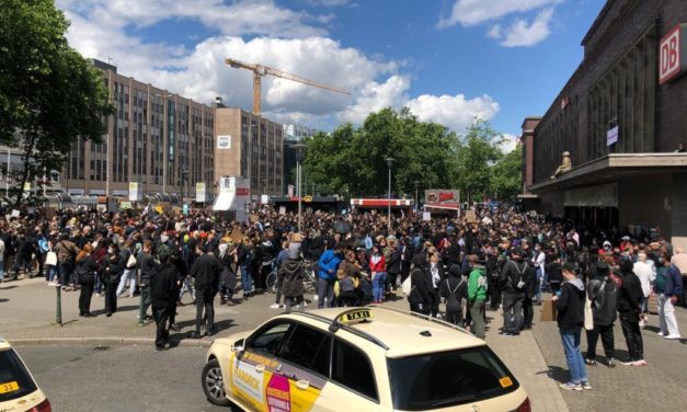 Rund 20.000 Teilnehmer beim Protestmarsch durch die Düsseldorfer Innenstadt