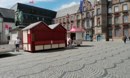 Karusell und Buden auf dem Marktplatz