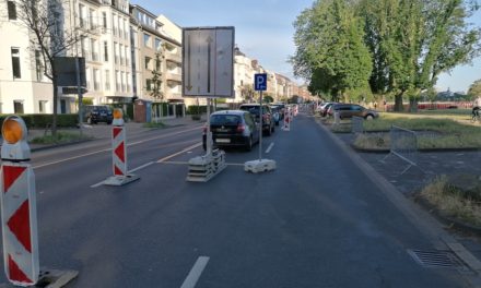 Frau mit Kind Cecilienallee von Auto erfasst