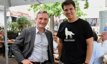 OB Thomas Geisel und Demis Volpi auf dem Carlsplatz