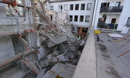 Folgemeldung: Wohngebäude zum Teil eingestürzt — ein Bauarbeiter wurde tot gefunden