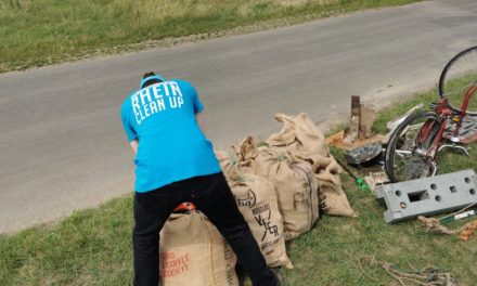 Blockblocks Rhein Cleanup sammelt 250 kg Müll auf den Rheinwiesen