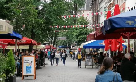 Schützen hängen Wimpelketten in der Altstadt auf