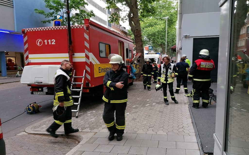 Fahrzeugbrand in Tiefgarage: Drei Autos betroffen – eine Person verletzt