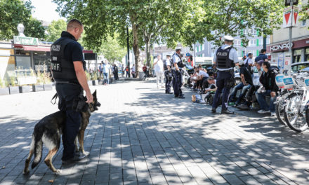 Oberbürgermeister und Polizeipräsident beobachten Einsatz auf dem Worringer Platz