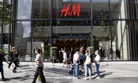 H&M glanzvolle Eröffnung und Unrat auf der Straße