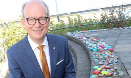 Kinder bringen rund 5.000 bunte Wunsch-Steine zum Landtag
