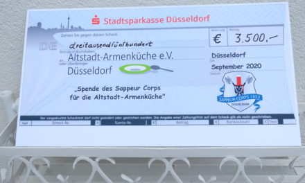 Sappeur-Corps Düsseldorf von 1953 hat der Armenküche in der Altstadt eine Spende von 3500 € übergeben