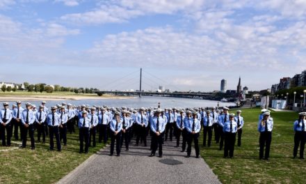 Polizeipräsident Norbert Wesseler begrüßt 214 Polizeibeamtinnen und ‑beamte