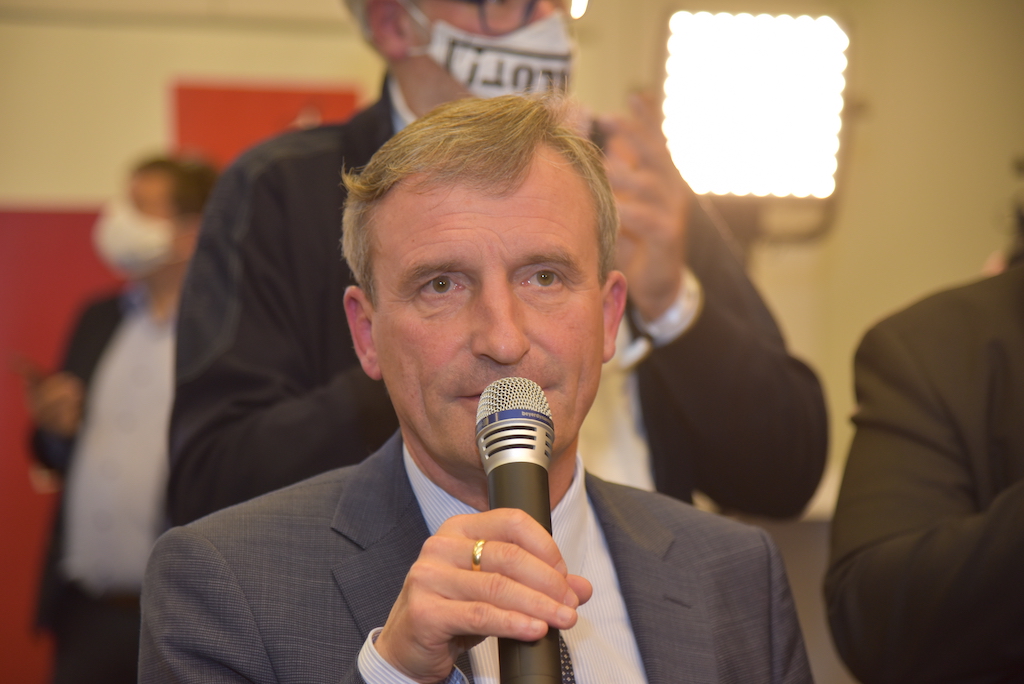 Oberbürgermeister Thomas Geisel gibt um 19 Uhr seine Niederlage bekannt Foto: LOKALBÜRO