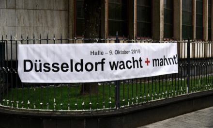 “Düsseldorf wacht + mahnt”