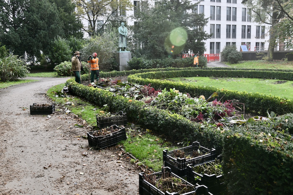 Gartenarbeit im Hofgarten Foto: LOKALBÜRO