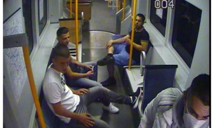 Wer kennt die Räuber? — Polizei fahndet mit Foto aus Überwachungskamera nach vier Männern