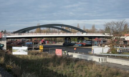 Neue Brücke am Heerdter Lohweg erfolgreich in Position gebracht