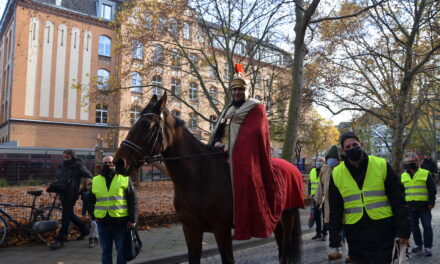 St. Martin  ist hoch zu Ross durch Derendorf geritten