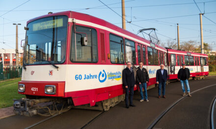 Bahn mit Porträts macht auf die wichtige Arbeit der Lebenshilfe aufmerksam