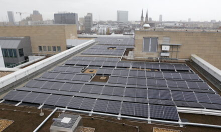 Solaranlage auf dem Dach des Gebäudes am Konrad-Adenauer-Platz 1