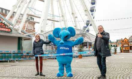 Riesenrad wirbt  für Kinderschutzbund mit dem Blauen  Band