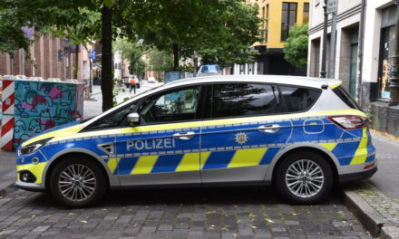 22-Jähriger leistet Widerstand und schlägt Polizist mit Faust ins Gesicht