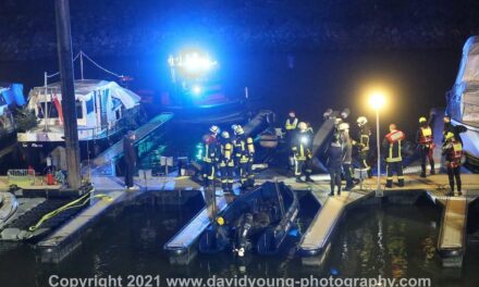 Feuer auf einem Boot im Sportboothafen