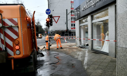 PKW raste in Brautmodengeschäft