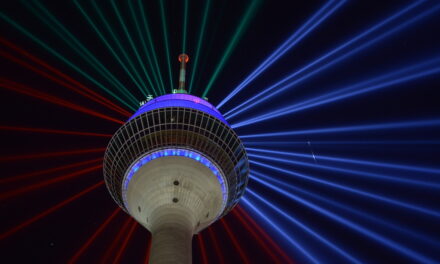 Neben der Lichtinstallation Rheinkomet® bleiben auch weitere Lichtshows am Düsseldorfer Rheinturm möglich