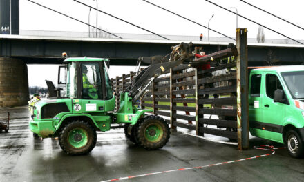 Stromleitwand wird zum Schutz des Yachthafens aufgebaut