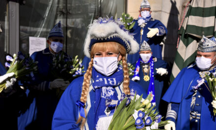 Prinzengarde Blau Weiss verteilt 1.111 Strüßje