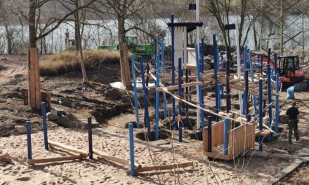 Kinderspielplatz “Vor dem Deich” mit attraktiven Spielgeräten ausgestattet