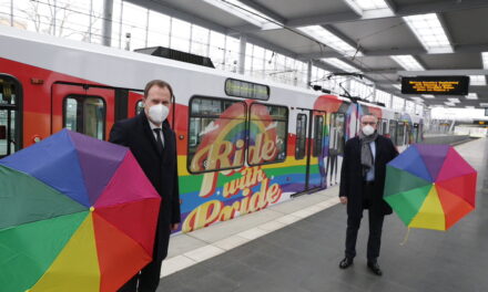 Regenbogen-Bahn macht die Stadt bunter und klärt über Vielfalt auf