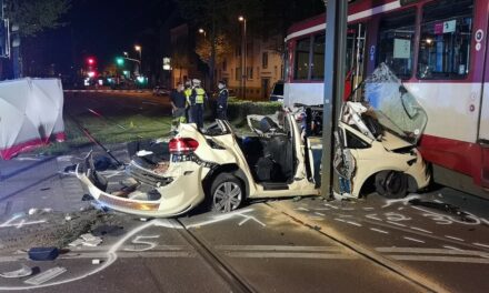 Wersten — Schwerer Verkehrsunfall — Taxi prallt gegen Straßenbahn